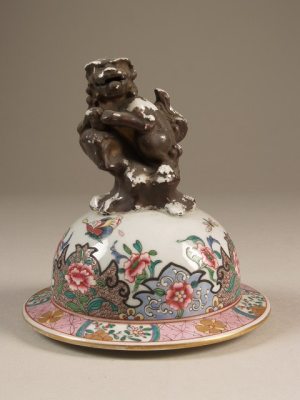 Deksel met knop in vorm van leeuw met decor van bloemen, famille rose