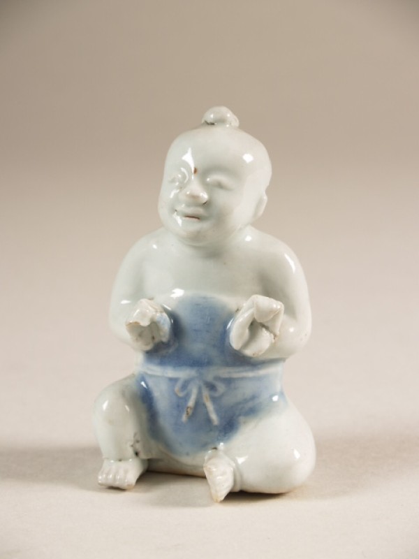 Jongen, zittend, met blauwe gordel