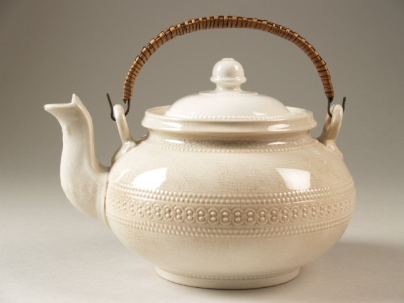 Waterketel, crèmekleurig, met decor van ingestempelde ornamenten