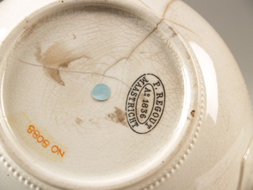 Waterketel, crèmekleurig, met decor van ingestempelde ornamenten