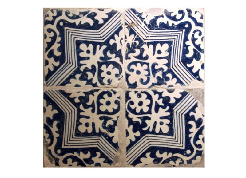 Tegelveld met een blauwwit ornamentdecor