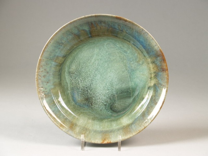Bord overdekt met celadongroen en beige/blauw glazuur