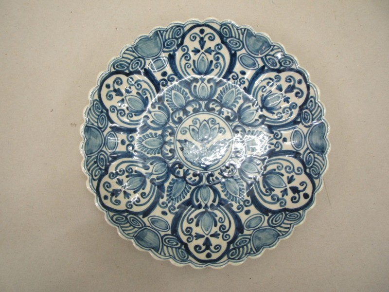 Bord met ornamentaal-floraal decor