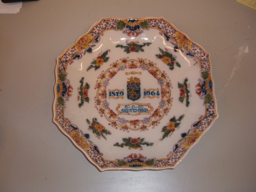 Achtkantige schaal met polychroom decor en embleem