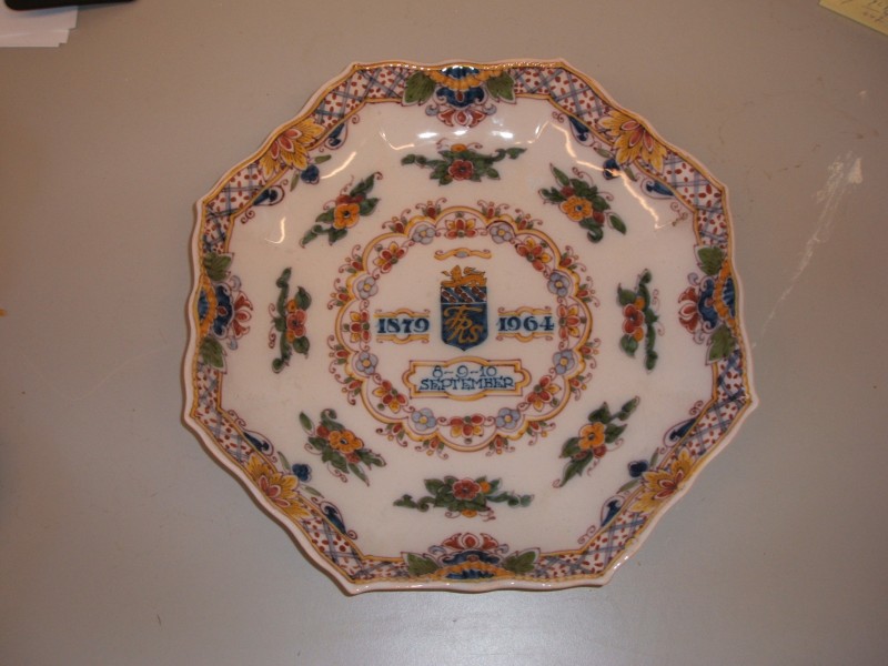 Achtkantige schaal met polychroom decor en embleem