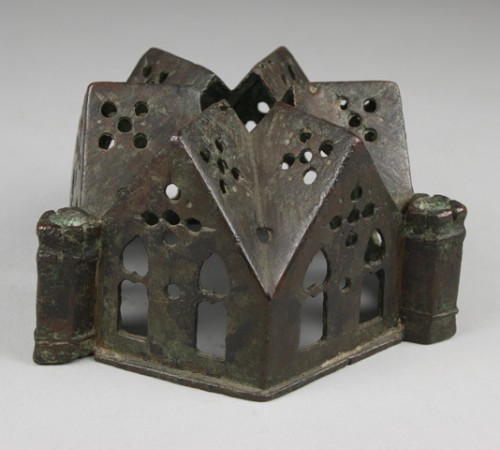 Fragment van wierookvatdeksel, zeshoekig