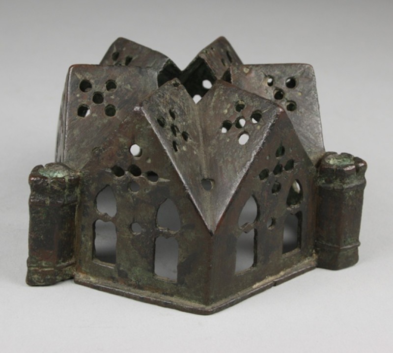 Fragment van wierookvatdeksel, zeshoekig